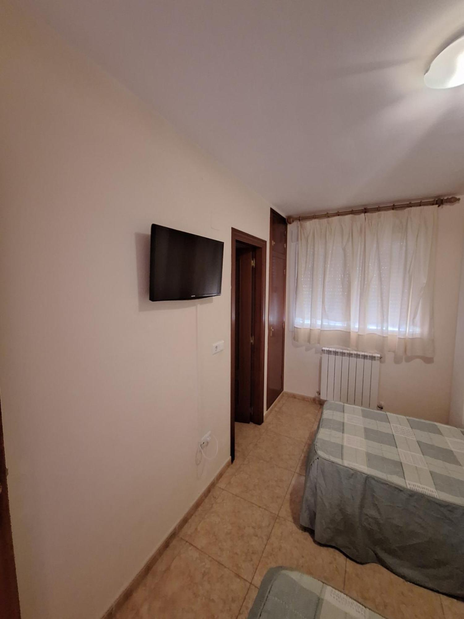 Hotel Hostal Pension - La Rotonda Tardienta Esterno foto