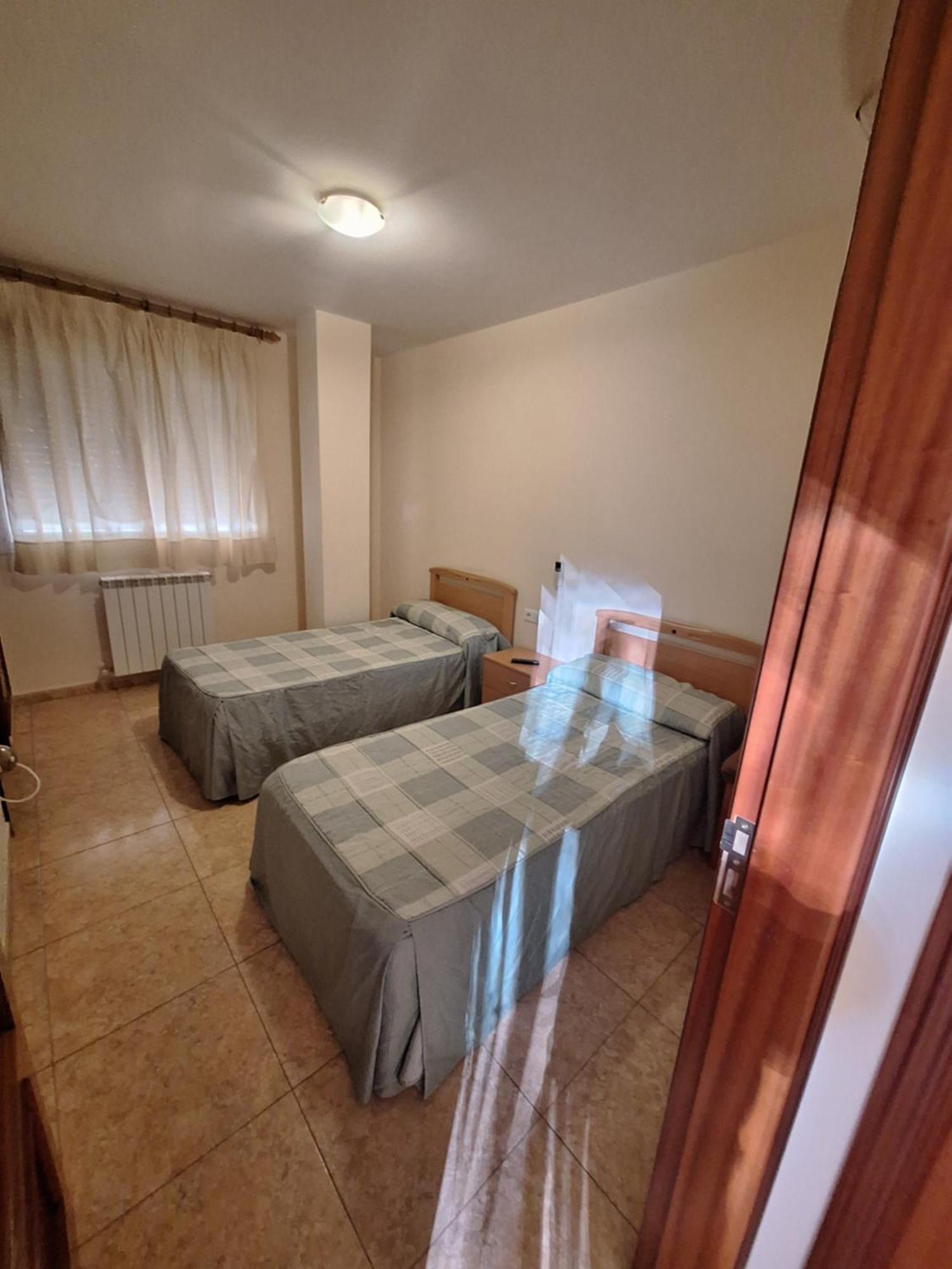 Hotel Hostal Pension - La Rotonda Tardienta Esterno foto
